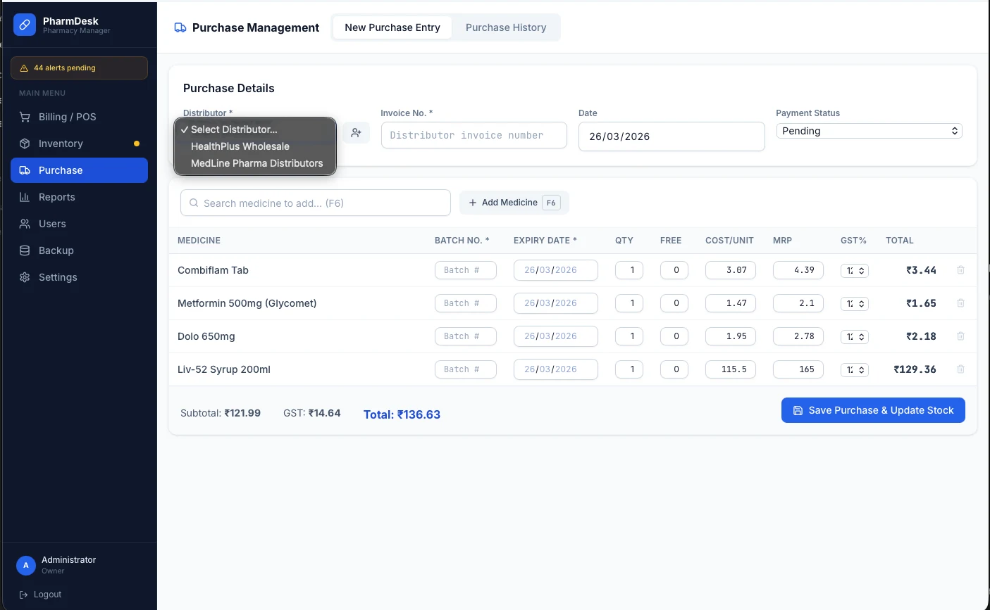 PharmDesk ખરીદી મેનેજમેન્ટ સ્ક્રીન જેમાં ડિસ્ટ્રિબ્યુટર પસંદગી, બેચ નંબર, એક્સપાયરી તારીખ અને સ્ટોક અપડેટ કંટ્રોલ છે